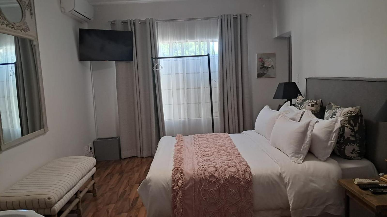 Art And Soul Restaurant, Accommodation, French Bar And Art Gallery 帕雷斯 外观 照片